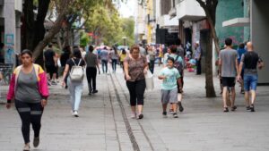 Clima-en-rosario-nublado-calor-peatonal