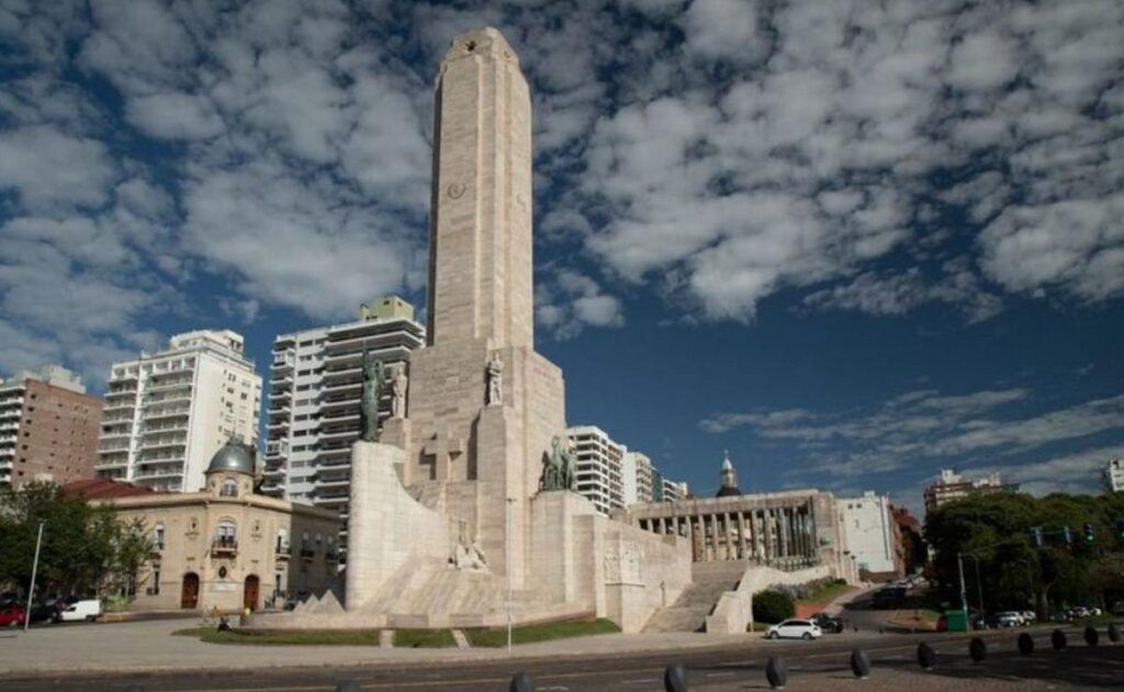 Monumento-a-la-bandera-clima-en-rosario-nublado-calor