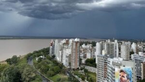 clima-rosario-nubes-tormenta-lluvia-3-e1731281354407-1024x576