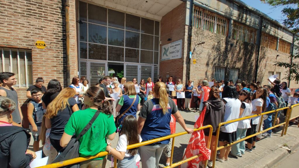 Abrazo-solidario-escuela-vigil-robos-1