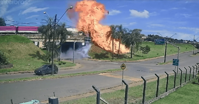 Conductor-de-camion-se-lanza-de-un-puente-brasil