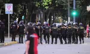 Disturbios-policia-hinchas-newells-coloso-8