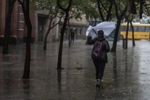 lluvia-rosario-peatonal