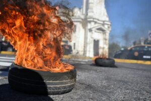 Corte-de-transito-protesta-terminal-de-omnibus-taxistas-1