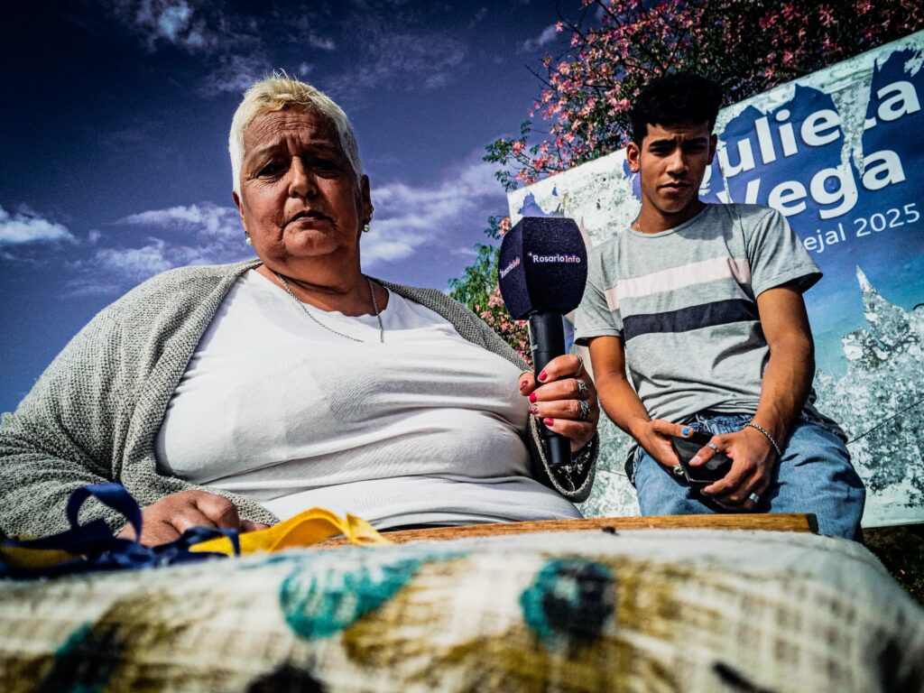 Lucas-martinez-y-su-abuela-movil-rosarioinfo-jabalina