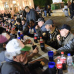 Gran mesa solidaria frente al Monumento reunió a personas en situación de calle