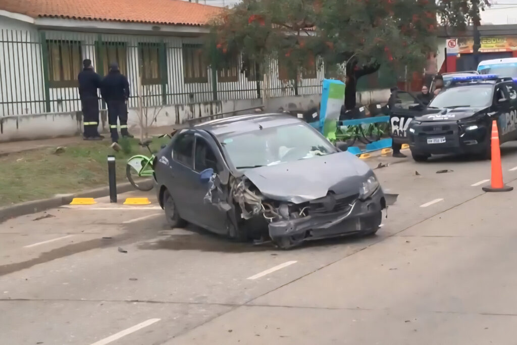 Siniestro-vial-zona-sur-auto-estacion-de-bicicletas