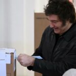 Milei votó en Almagro y evitó el contacto con la prensa
